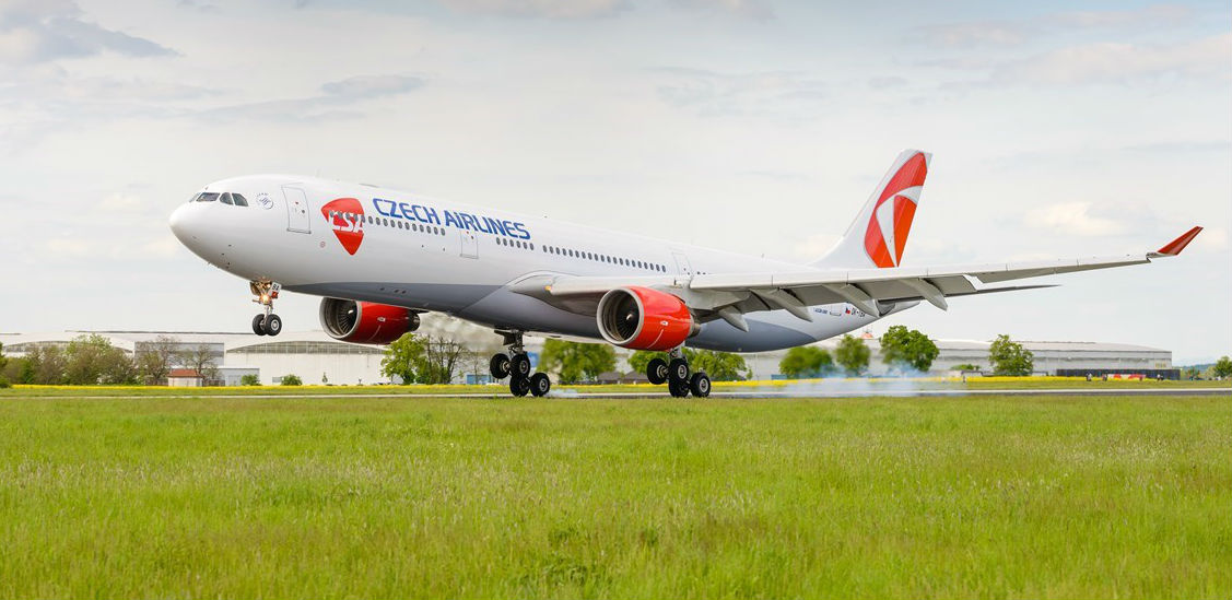 Az IBUSZ utazásai során a pihenni vágyó turisták kiemelt kényelmét a cseh CSA Czech Airlines gépei és fedélzetén szolgáló stewardessek és pilóták szolgálják.