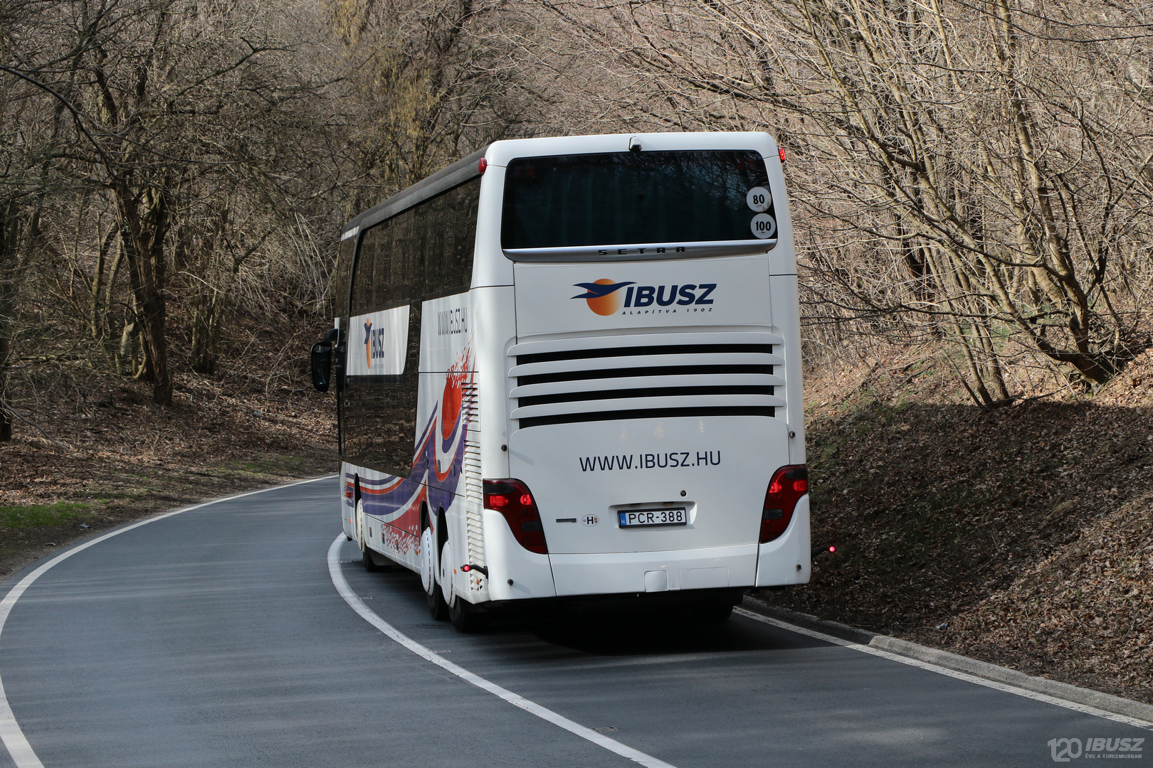 Az IBUSZ által szervezett Olympos expressz 2023 buszjárat Satra típusú járművei számos modern és az utasok számára hasznos kényelmi funkcióval rendelkeznek.