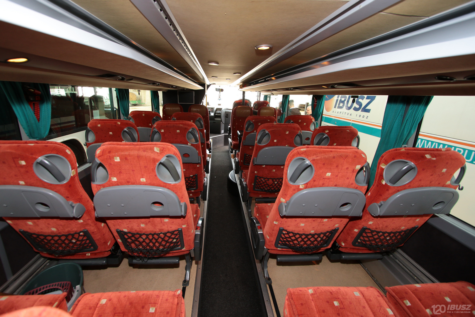 Az IBUSZ által szervezett Olympos expressz 2023 buszjárat asztallal ellátott üléseinél az utazás közben kényelmesen és biztonságosan elfogyaszthatjuk az ételt.