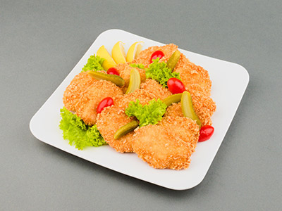 A százhúsz éves IBUSZ charter járatain felszolgált melegen tálalt ételek közül igazán ízletes választás lehet a klasszikus rántott csirkeszelet zöldségekkel.