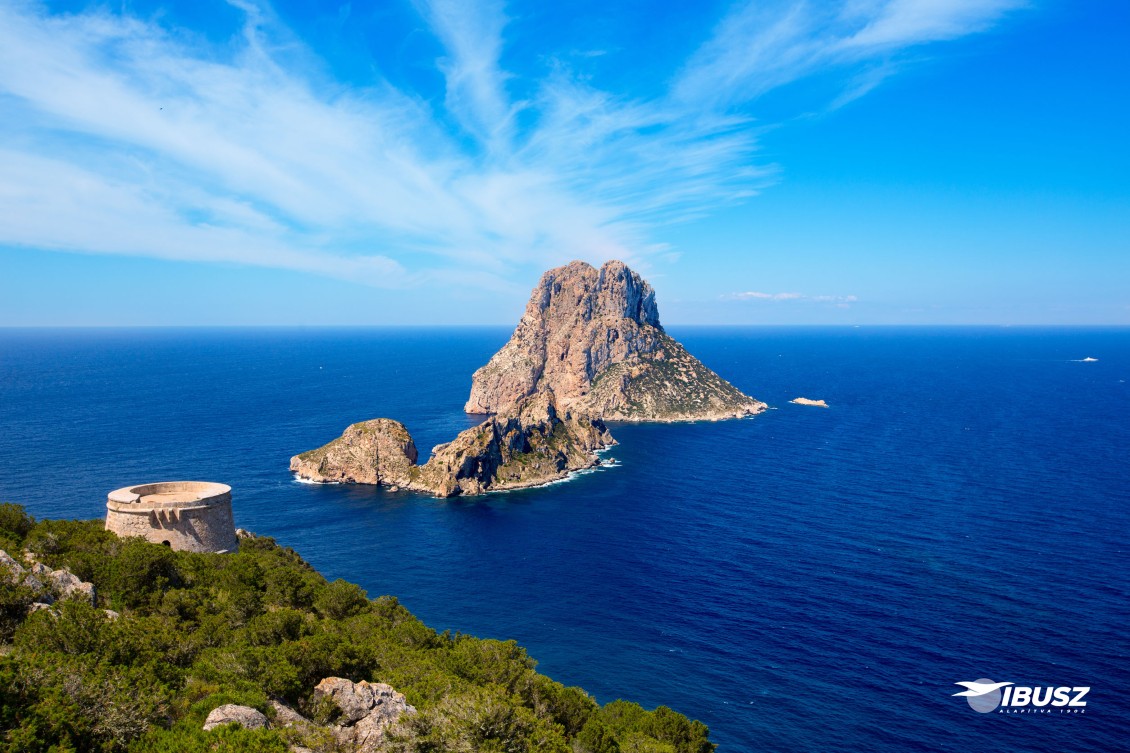 Fedezd fel Ibiza varázslatos szigetét az IBUSZ szervezésében! Mesés strandok, vibráló éjszakai élet és lenyűgöző természeti szépségek várnak rád.
