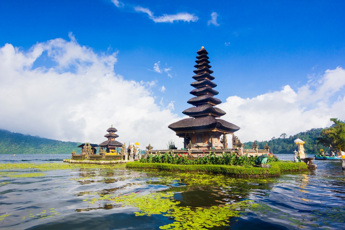 Az IBUSZ által szervezett utazásokon elkalandozhatunk az igazán titokzatos és egzotikus Bali vidékére, ahol számos ingyenes programon fedezhetjük fel a tájat.