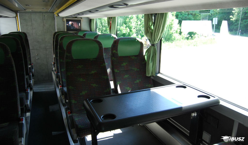 Az IBUSZ által szervezett Halkidiki expressz buszjárat asztallal ellátott üléseinél az utazás közben kényelmesen és biztonságosan elkölthetjük étkezéseinket.