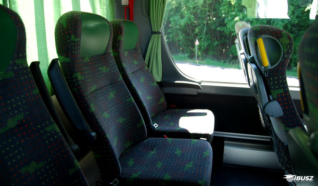 Az IBUSZ által szervezett Halkidiki expressz buszjárat járműveinek kialakítása az utasok kényelmét puha ülésekkel és az elegendő lábtérrel biztosítja.