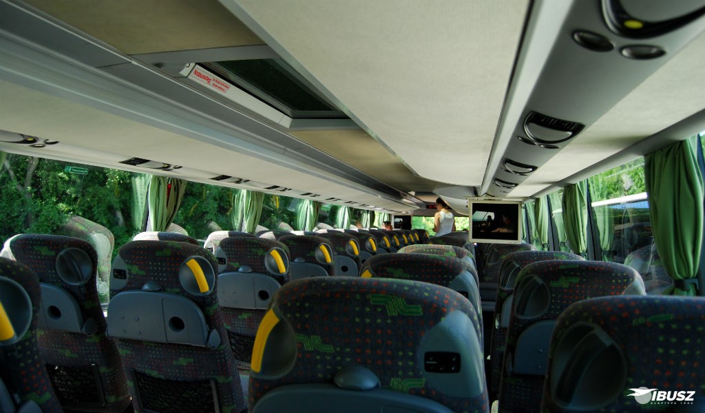 Az IBUSZ által szervezett Halkidiki expressz buszjárat járművein az utastérben elhelyezett csomagtartók az utasok kézipoggyászainak tárolására szolgálnak.
