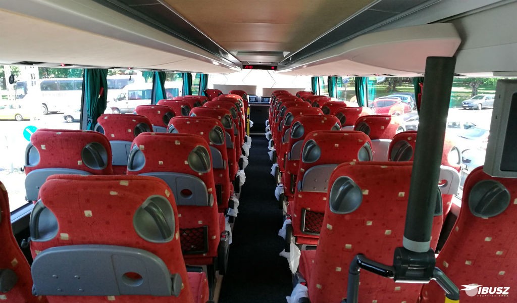 Az IBUSZ Utazási Irodák Kft. által szervezett Olymposz expressz busz járatain az ülések feletti extra csomagtartók elősegítik a kézipoggyászok tárolását.