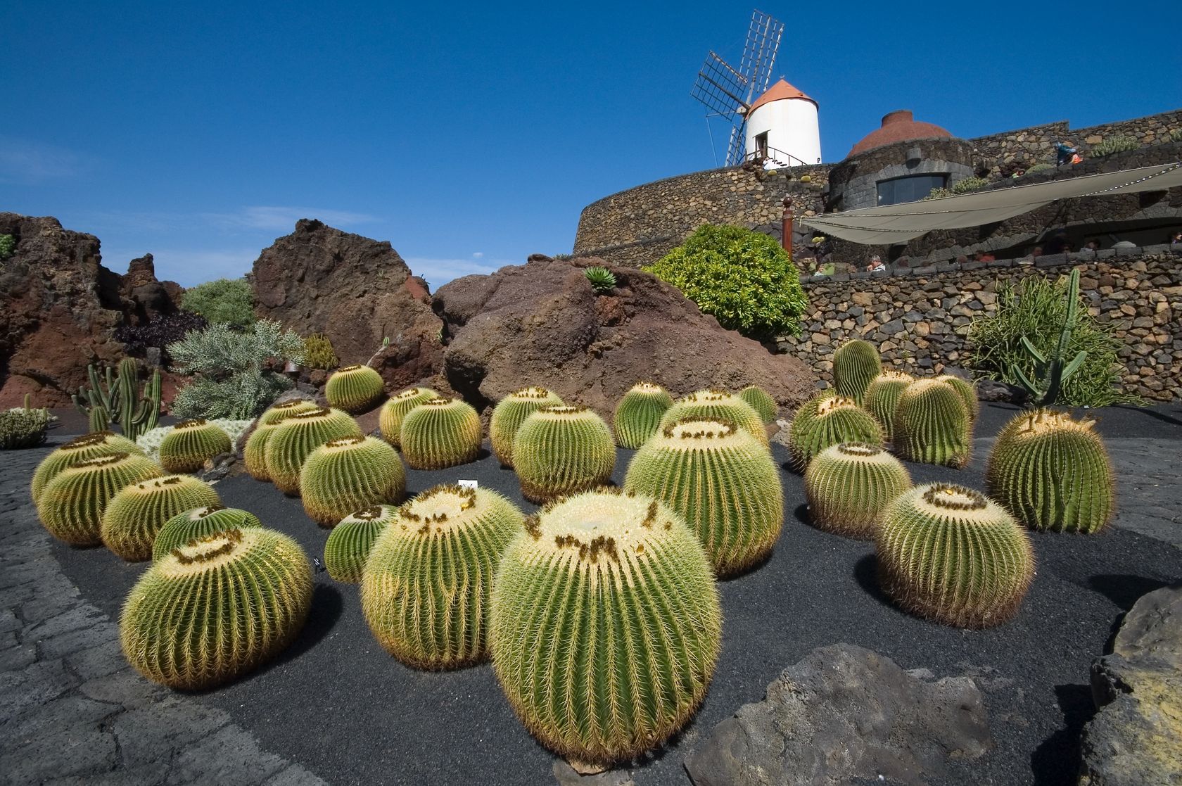 Az IBUSZ szervezésében Lanzarote vidékén a nyaralni vágyók felfedezhetik a sziget igazán egzotikus és izgalmas emlékeket garantáló nevezetes hét csodáját.