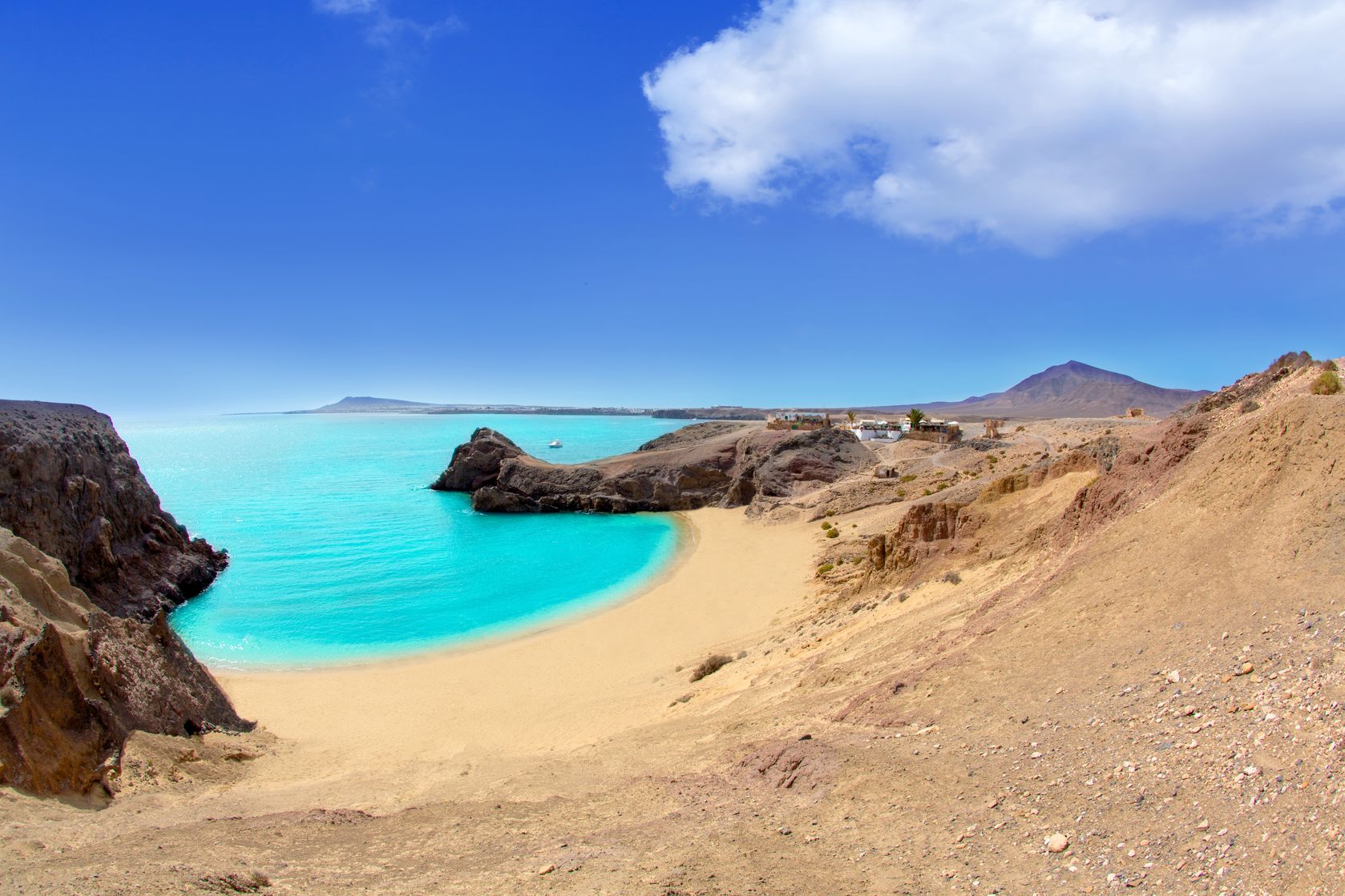 Az IBUSZ szervezésében Lanzarote vidékére is eljuthatnak a pihenni vágyók, ahol csodálatos tájak, aranyszínű homokos és kristálytiszta tengerpartok találhatóak.