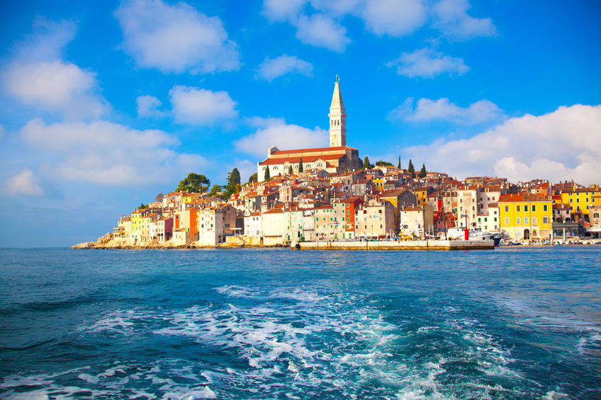 Az IBUSZ utazni vágyó ügyfelei utazási célpontjaink közül gyakran választják a legközelebbi tengerparti nyaralás lehetőségét Horvátország nyaralóövezeteiben.