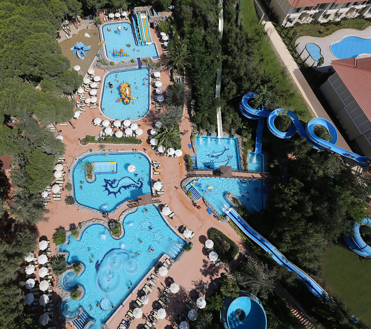 Az IBUSZ-szal eljuthatnak Törökország legcsodásabb családbarát szállodáiba. A Güral Premiere Belek egy zöld környezetben lévő igazi klubhotel családoknak.