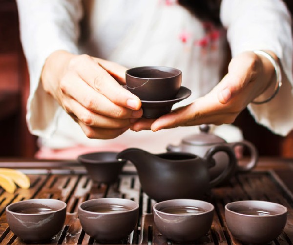 A százhúsz éves IBUSZ szervezésében rendezett Indoor csapatépítő programok közt szereplő Tea workshopon kollégái elsajátíthatják a teafőzés művészetét. 